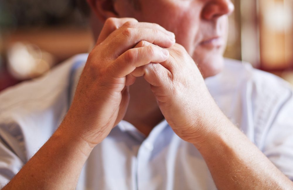 homme en réflexion avenir